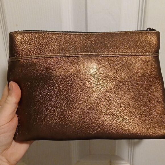 Aimee Kestenberg metallic leather wristlet w.chargers - Picture 4 of 6